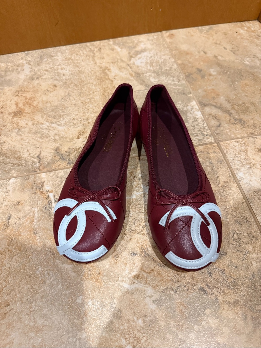 CHANEL Burgundy and White Quilted Logo Ballet Flats sz 38
